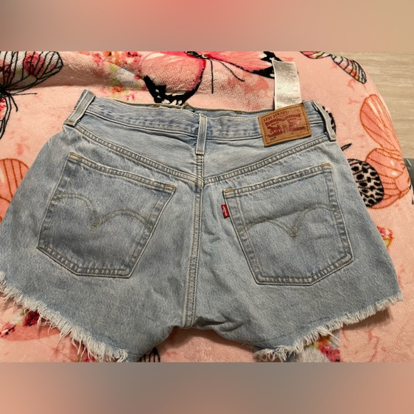 Levi’s mid/high rise shorts - Picture 2 of 3